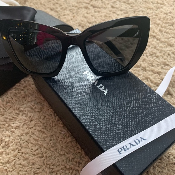 Prada sunglasses - Picture 1 of 7